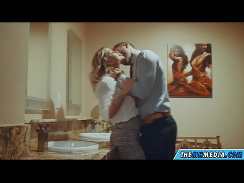 ❤️ Când o blondă cu sânii mari te seduce într-o toaletă publică ❌  at us ❤